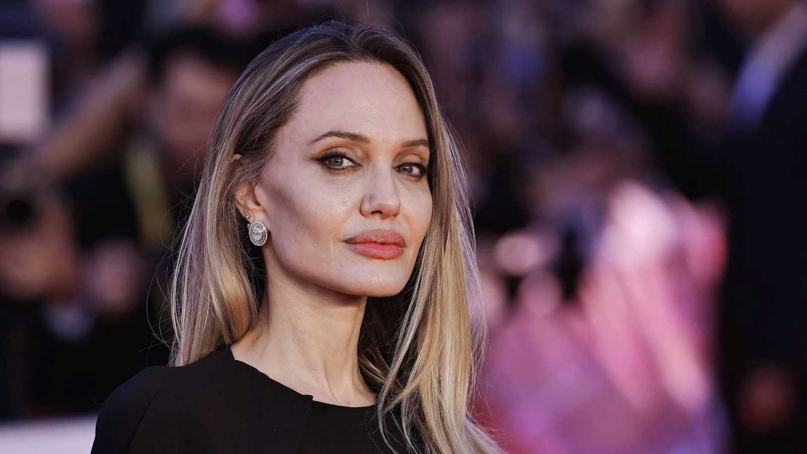 أنجلينا جولي تكشف عن وشومها الضخمة في العرض الأول لفيلمها الجديد