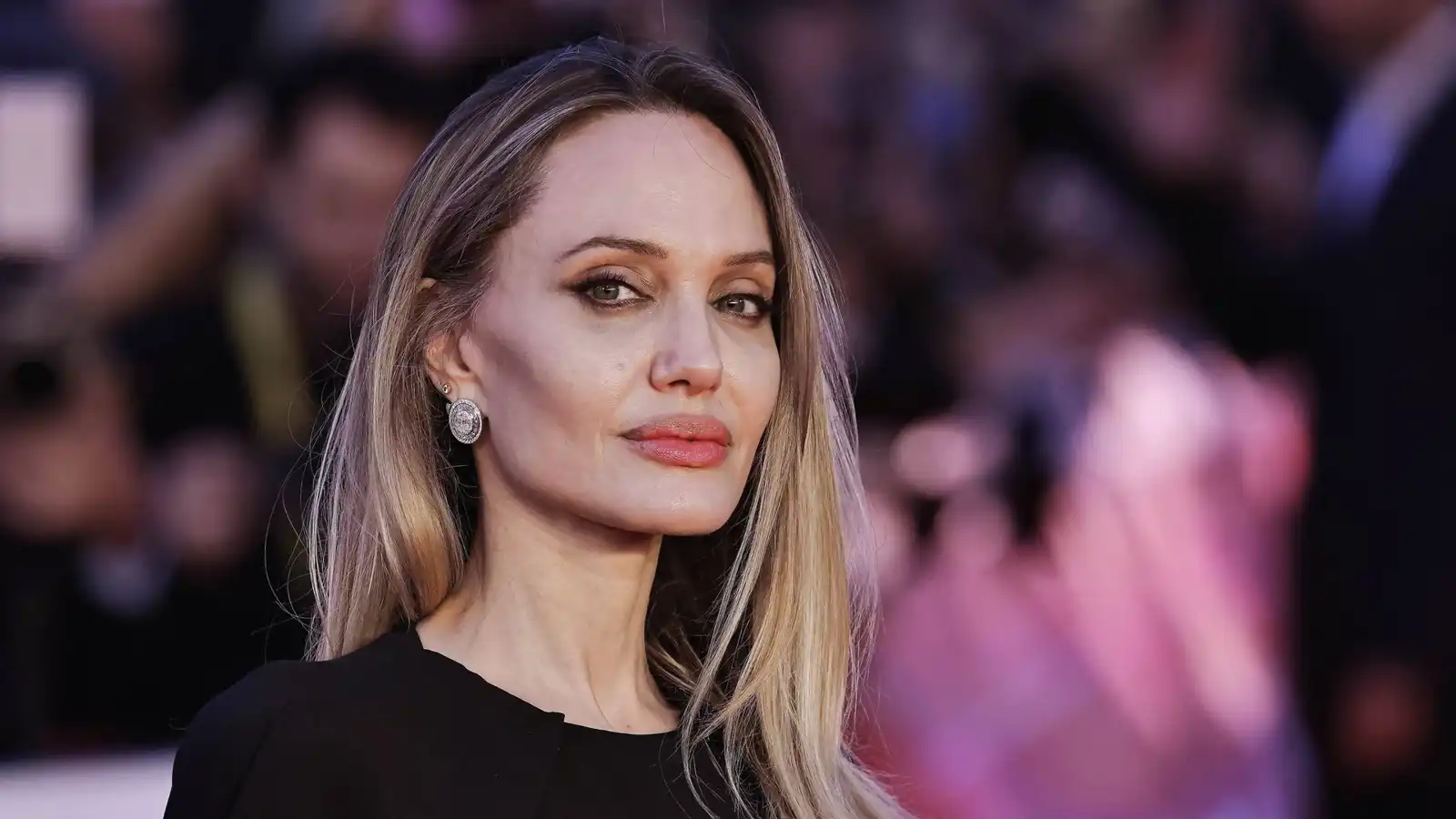 أنجلينا جولي تكشف عن وشومها الضخمة في العرض الأول لفيلمها الجديد