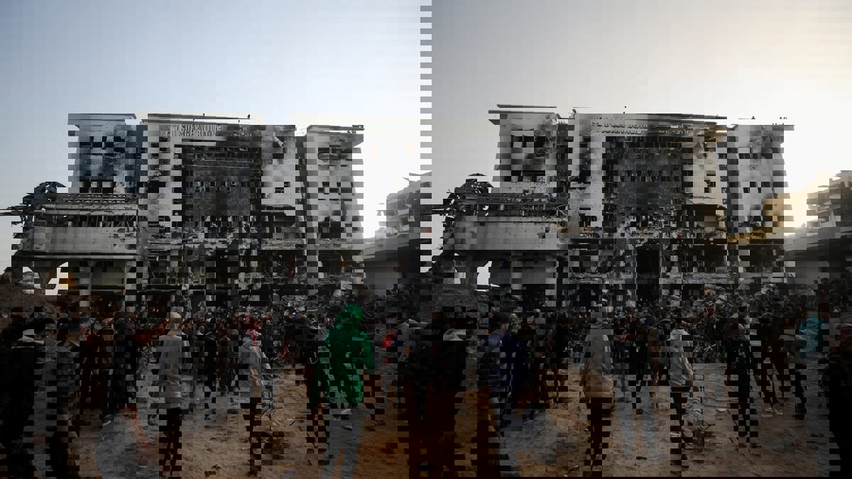 الدفاع المدني بغزة: الآليات الإسرائيلية سحقت الجثث في مجمع الشفاء 