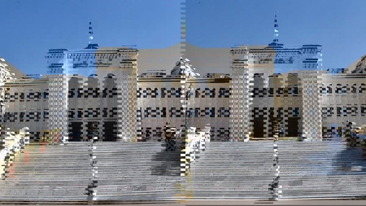 الجزائر.. السجن 4 سنوات لوزيرين سابقين بـ"تهمة الفساد"