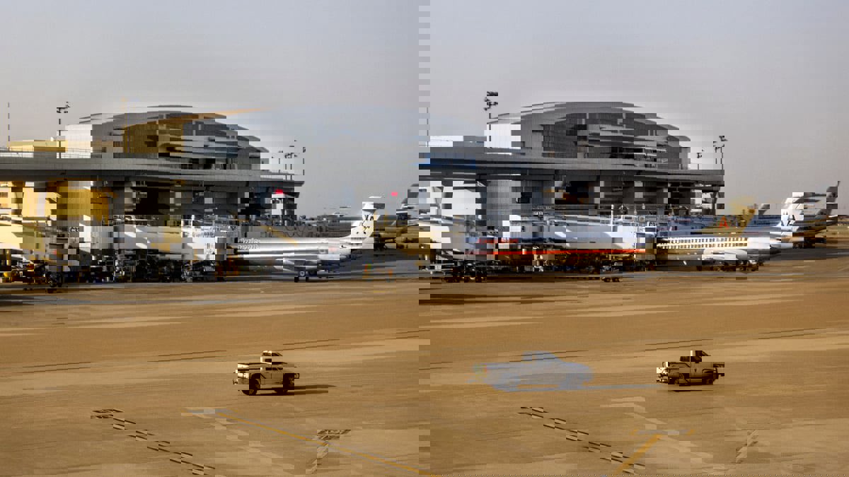 طائرة ركاب أمريكية تتعرض لحادثة في مطار دالاس الدولي (فيديو)