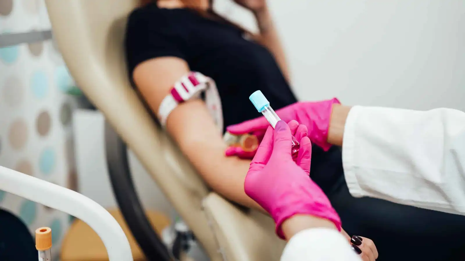 ثورة في تشخيص الخرف.. اختبار دم يكشف الأعراض قبل 20 عامًا