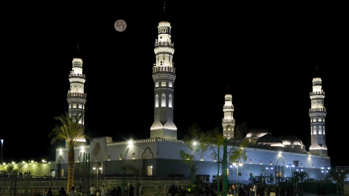 الثاني خلال 2023.. "القمر العملاق" يزين سماء الدول العربية