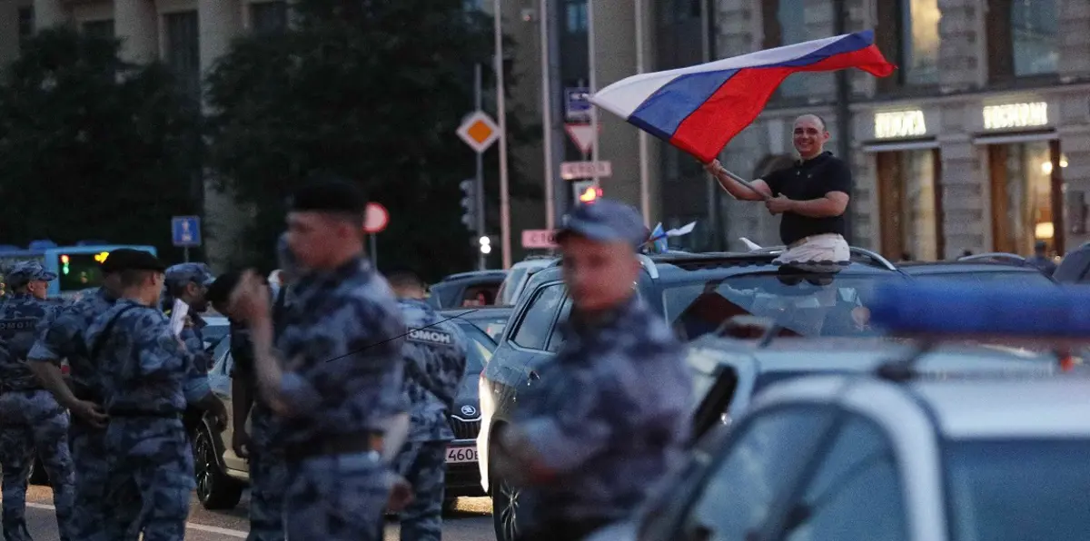 شاهد.. الشرطة تضرب رجلًا اعتلى سيارتها بعد مباراة إسبانيا وروسيا (فيديو)