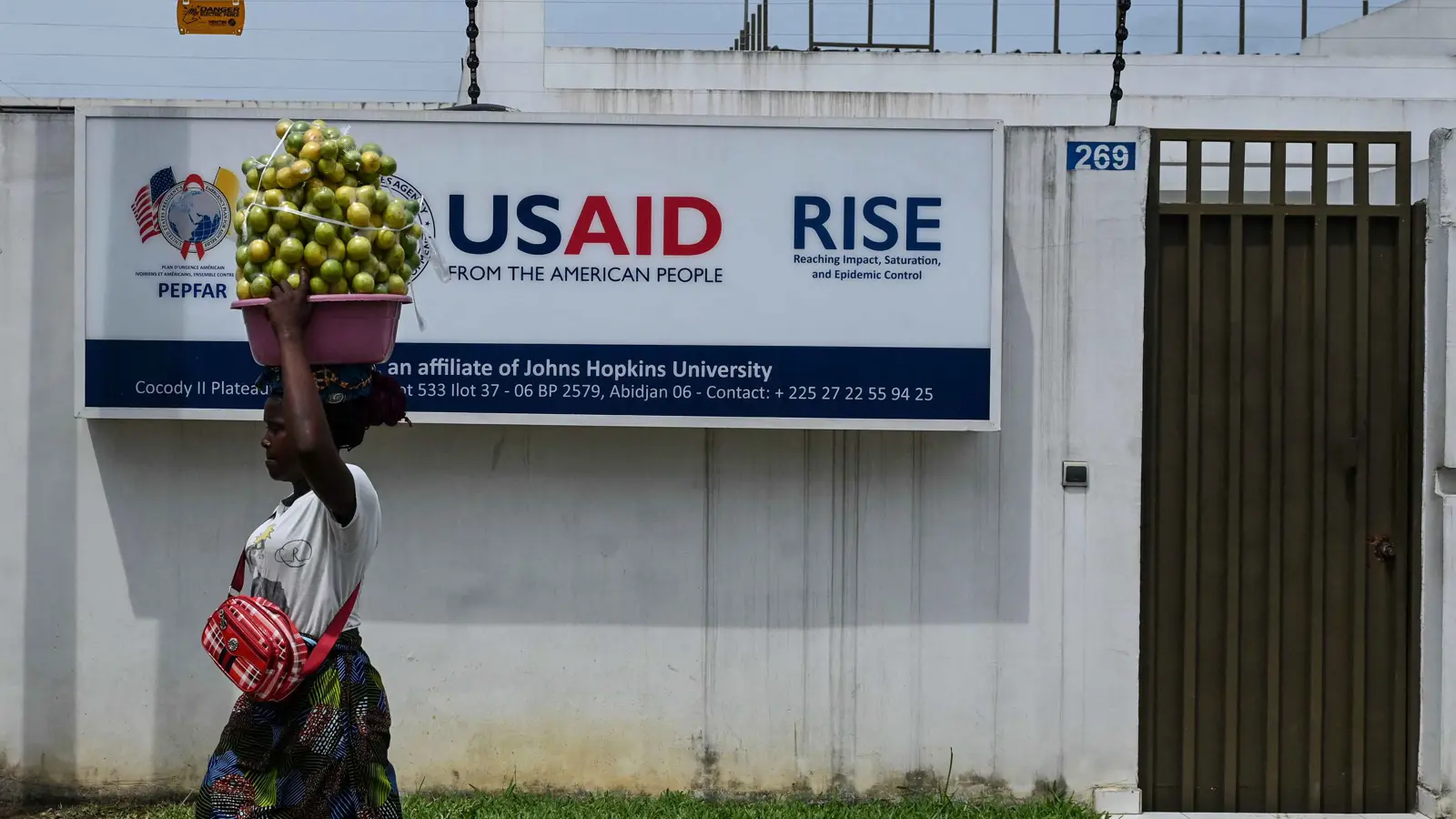 بعد عام من قرار ترامب.. تداعيات كارثية لوقف المساعدات الإنسانية