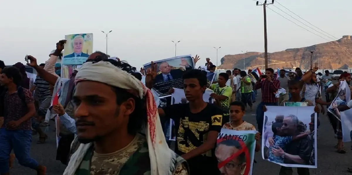 بالصور.. محتجون في عدن يطالبون بإقالة الحكومة اليمنية والتمسك بالمفلحي‎