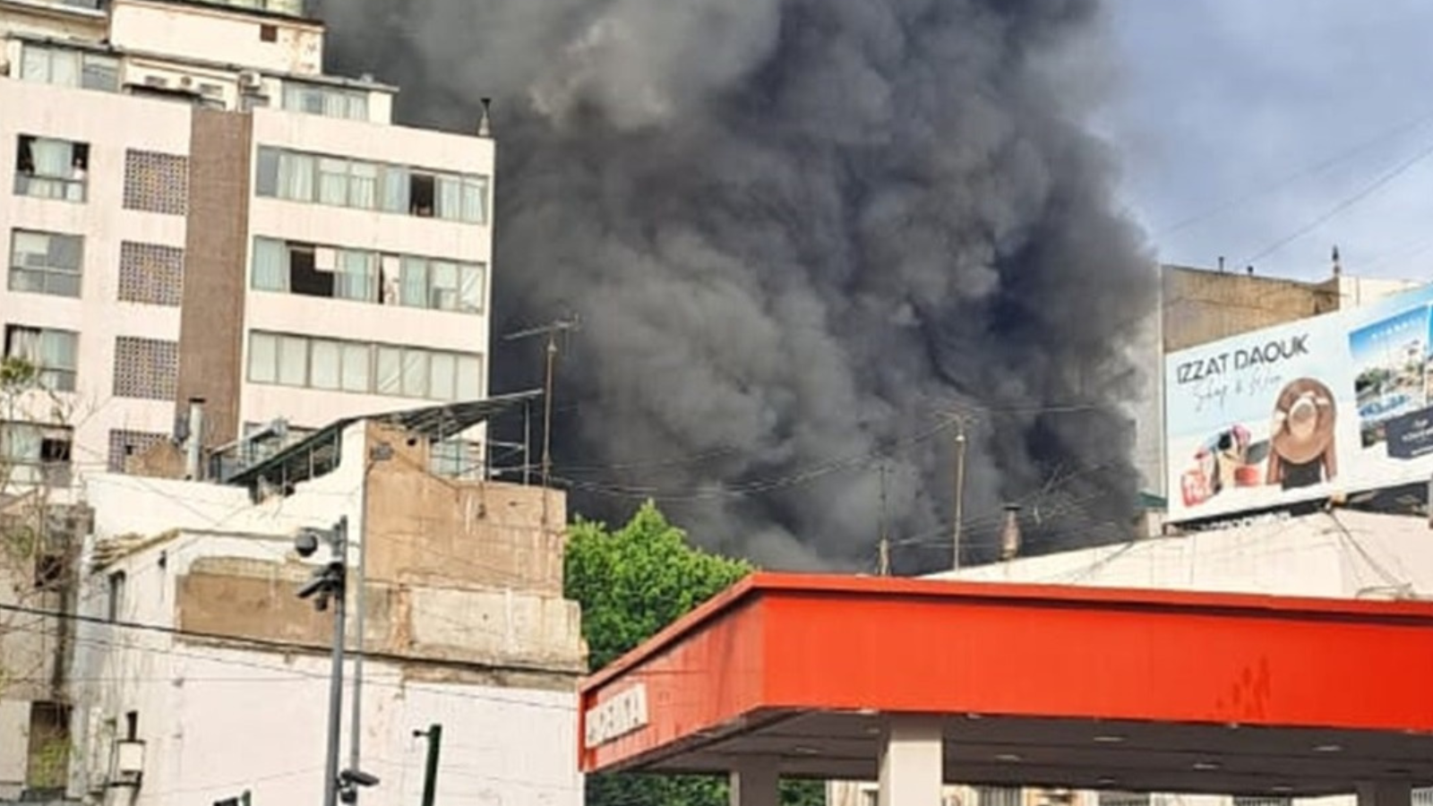 حريق ضخم يلتهم عدداً من السيارات وسط بيروت (فيديو)