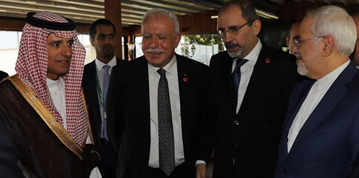 مسؤول إيراني يهاجم ظريف بعد مصافحته عادل الجبير