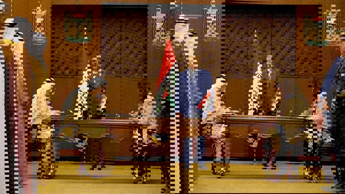 العراق والإمارات يوقعان عقدا لبناء 5 محطات للطاقة الشمسية