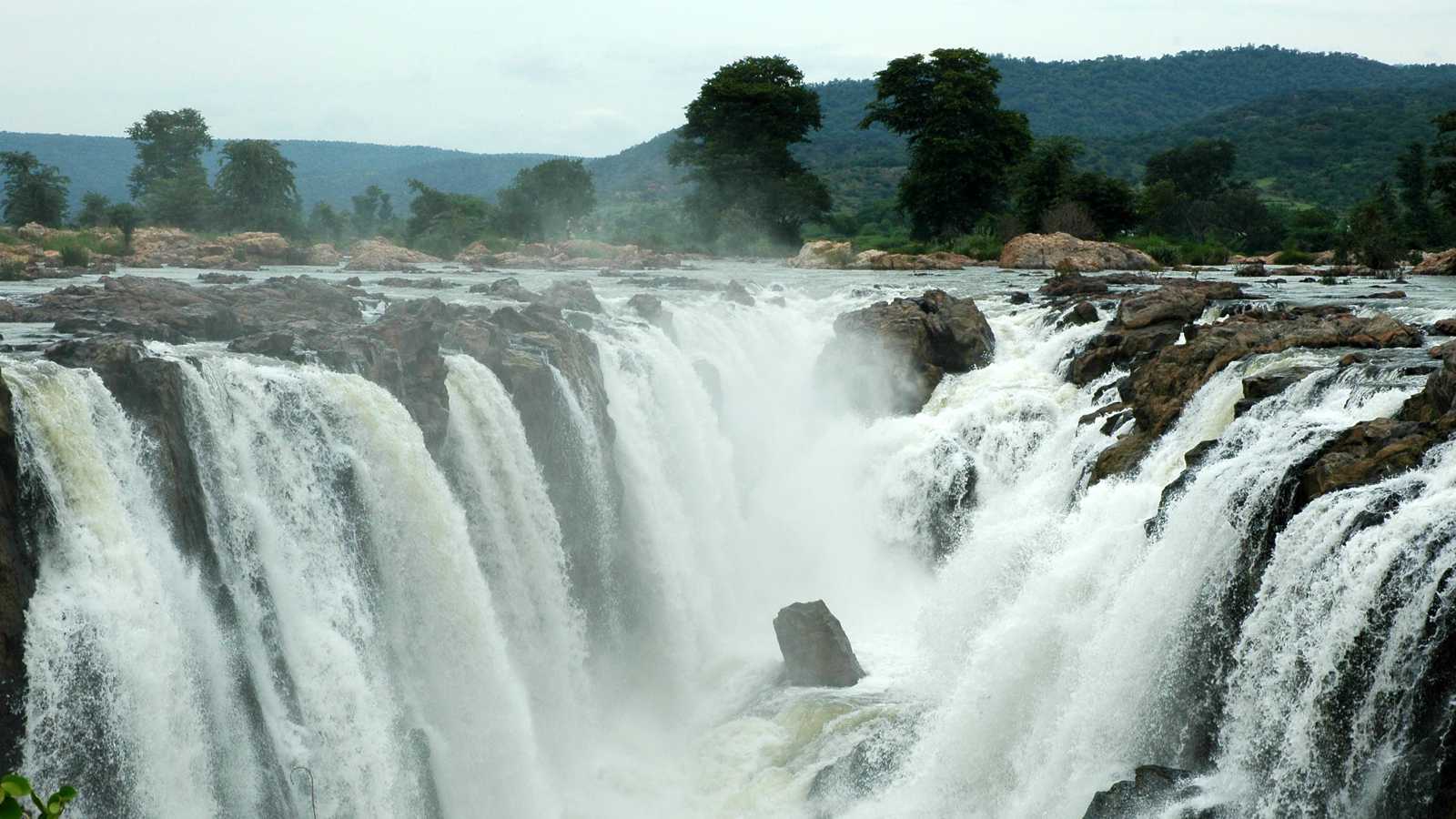 جرفه التيار.. مصرع يوتيوبر هندي أثناء تصويره مقطع فيديو