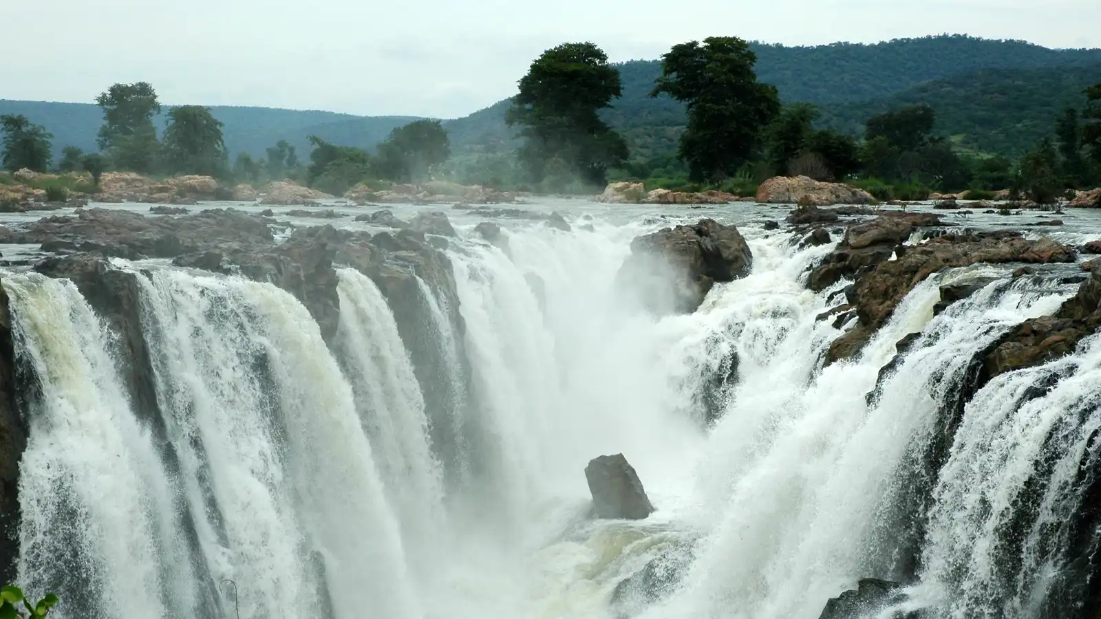 جرفه التيار.. مصرع يوتيوبر هندي أثناء تصويره مقطع فيديو