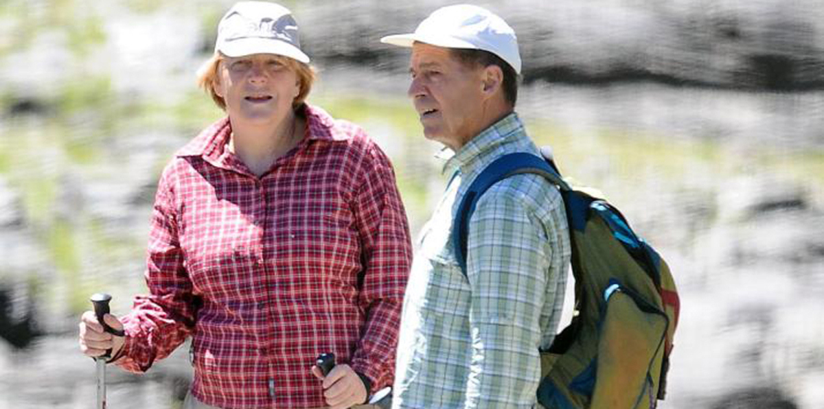 على خطى كاميرون.. أنجيلا ميركل تثير فضول الألمان بزيها "الدائم" في الإجازة الصيفية