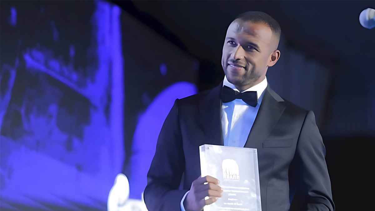 بالحجاب.. زوجة المغربي أيوب الكعبي تنال الإعجاب في حفل تكريمه (صور)