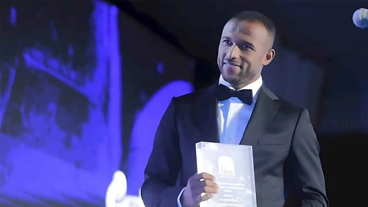 بالحجاب.. زوجة المغربي أيوب الكعبي تنال الإعجاب في حفل تكريمه (صور)