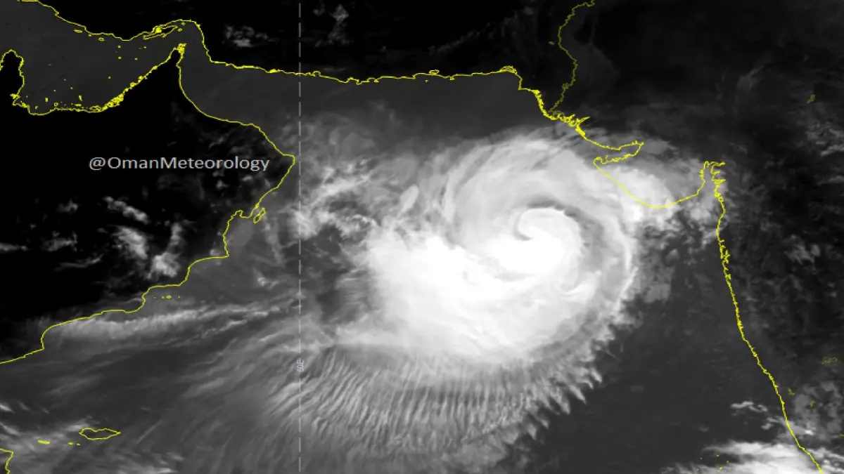 الإعصار "بيبارجوي" يضعف تدريجيًا ويبتعد عن سلطنة عمان