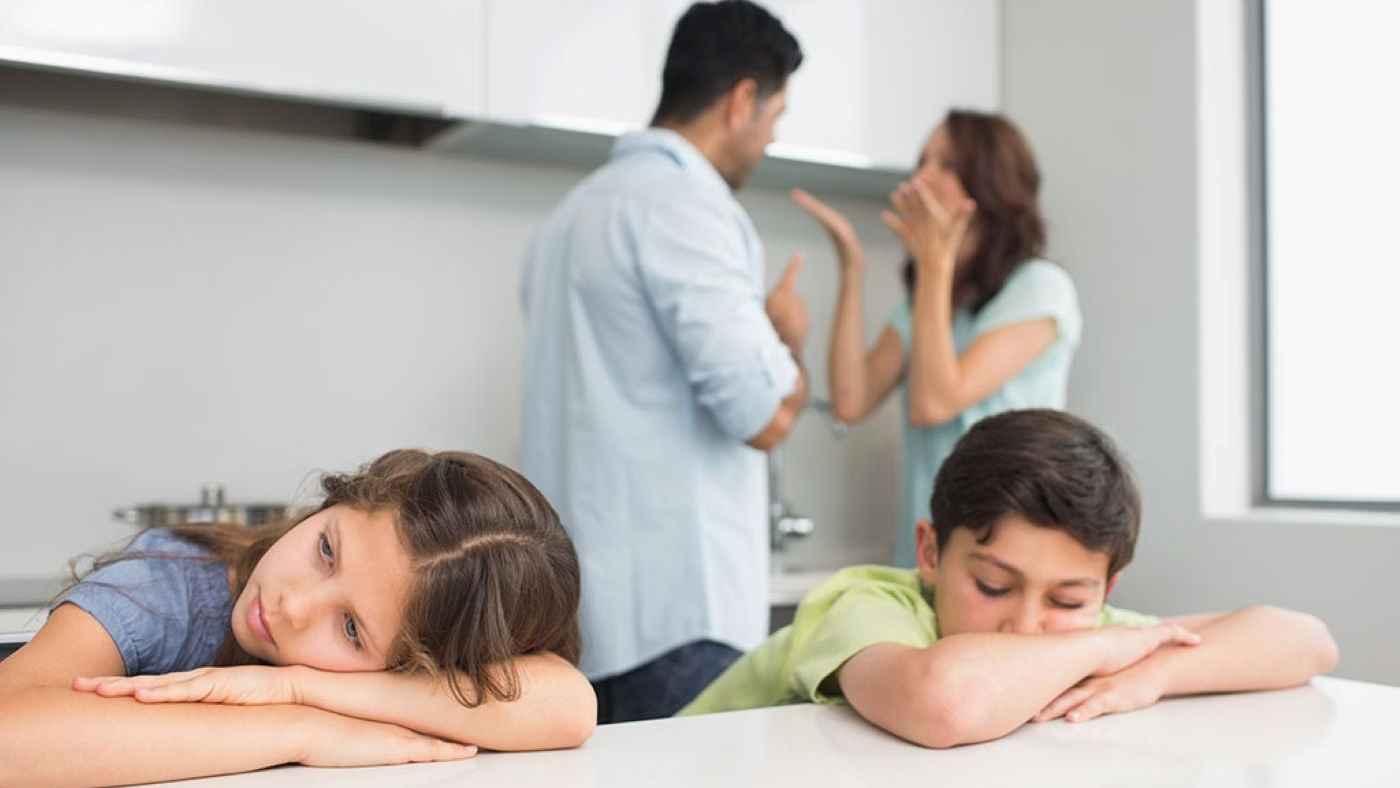 قائمة "الممنوع والمسموح" في حديث الكبار أمام الأطفال