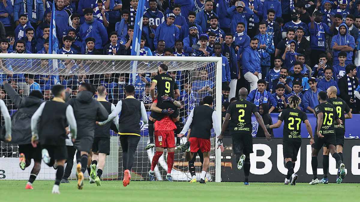 بعد تصديه لـ3 ركلات ترجيح.. رقصة مثيرة من حارس الاتحاد رايكوفيتش (فيديو)