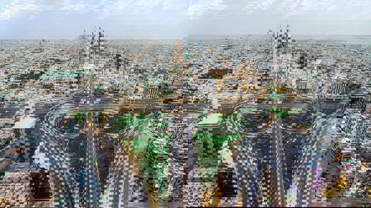 السعودية تعلن تفاصيل خطتها لعودة الحياة التدريجية.. استئناف العمل والسفر وافتتاح المساجد واستمرار تعليق العمرة