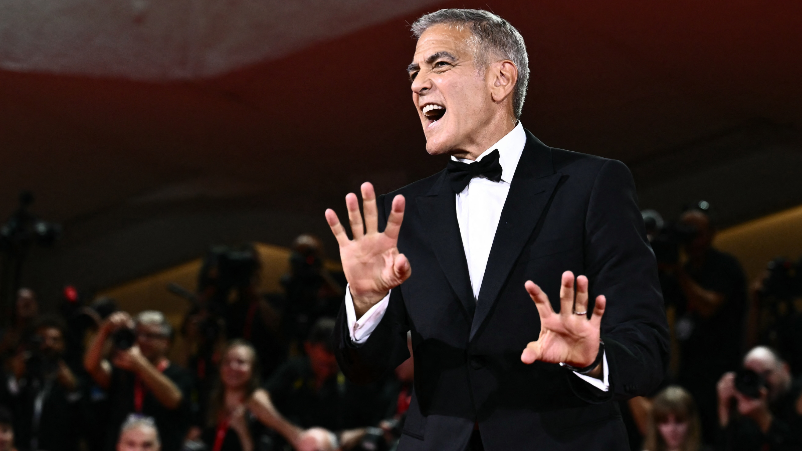 "كبش فداء".. هل دفع جورج كلوني ثمن دعمه لهاريس؟