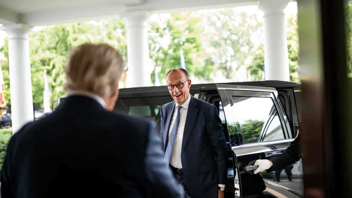 المستشار الألماني يدعو ترامب إلى زيارة "بيت جده"