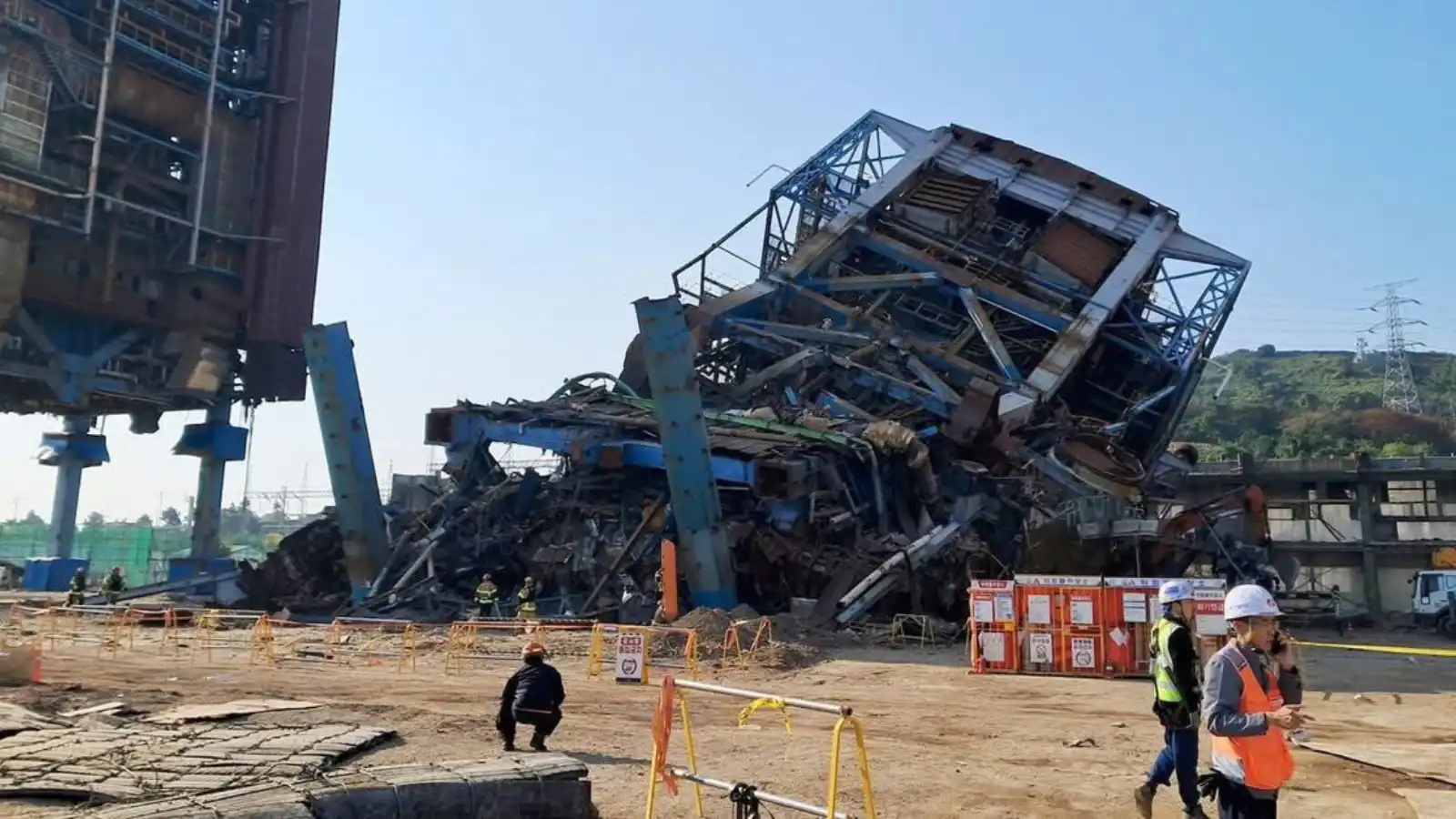 انهيار برج محطة حرارية يخلف قتيلاً ومفقودين بكوريا الجنوبية (فيديو)