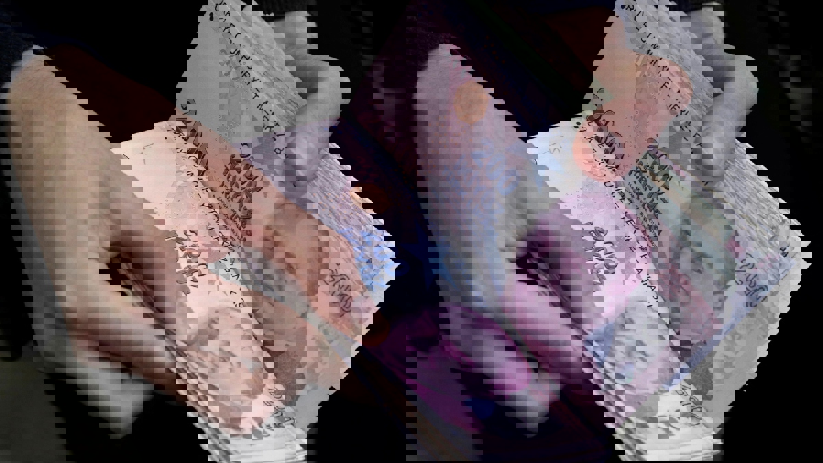 الليرة التركية تهبط بفعل المخاوف من صراع في سوريا