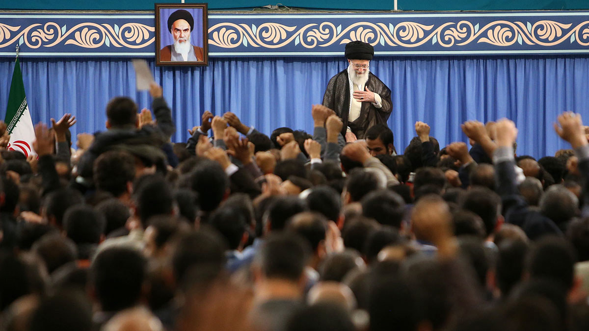 دبلوماسي إيراني يكشف اللحظات الأخيرة قبل قرار خامنئي استهداف القواعد الأمريكية بالعراق