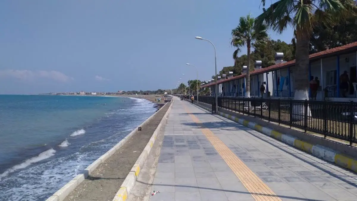 مشهد يحبس الأنفاس لسقوط طفلة بإحدى البحيرات في تركيا (فيديو)