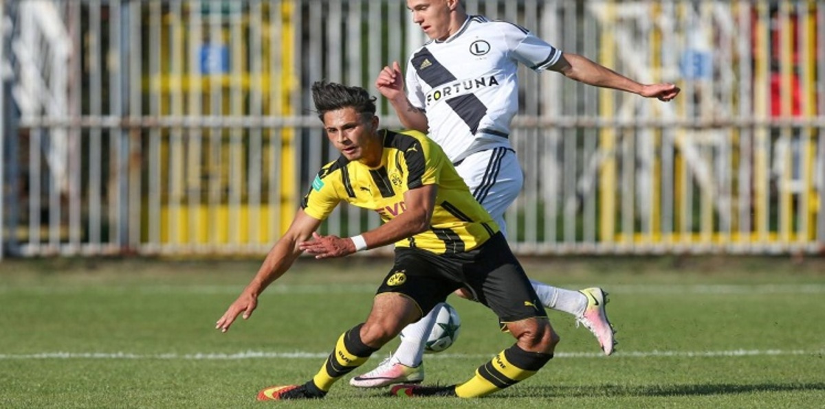 إصابة مرعبة تنهي مسيرة لاعب دورتموند الشاب قبل أن تبدأ (فيديو)