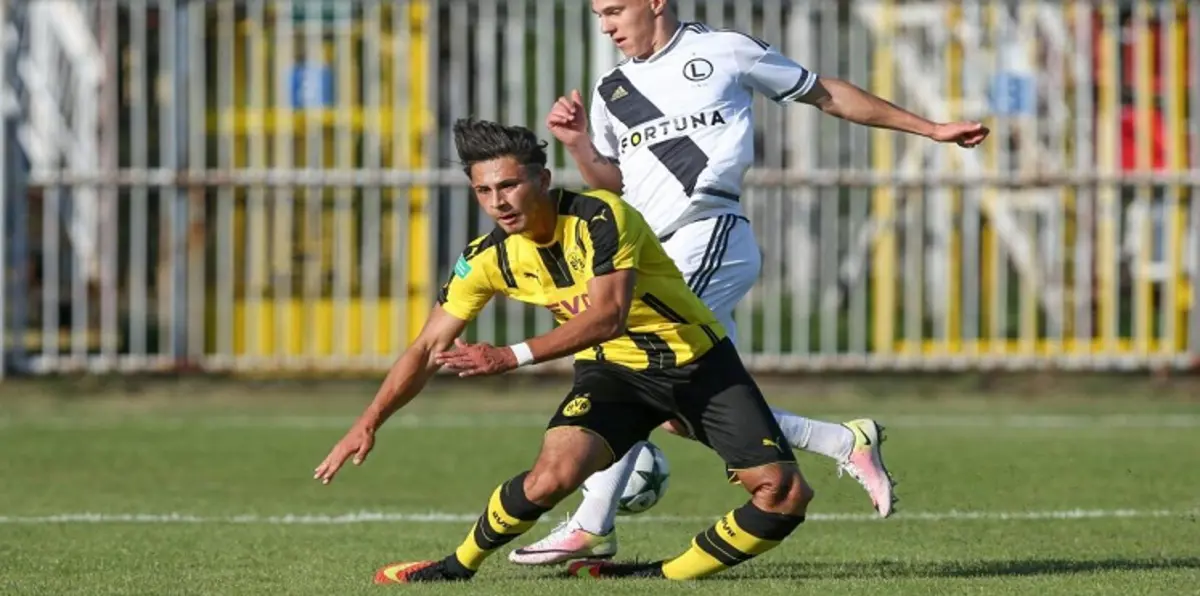 إصابة مرعبة تنهي مسيرة لاعب دورتموند الشاب قبل أن تبدأ (فيديو)