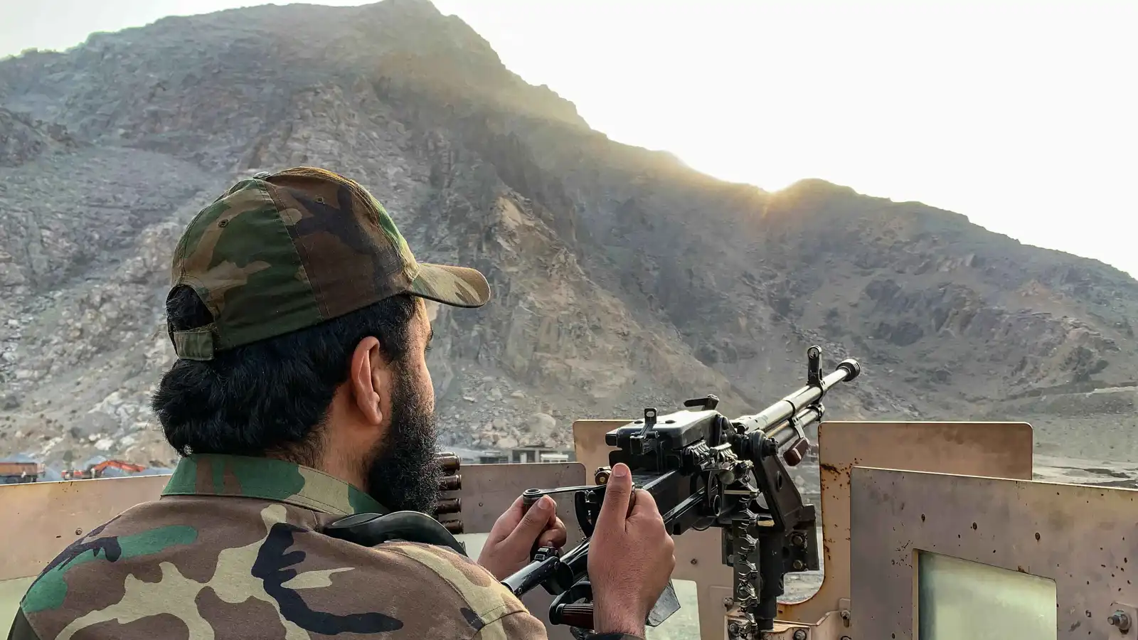 "معبر تورخم" يشتعل.. ورئيس الأركان الأفغاني في الميدان (فيديو)