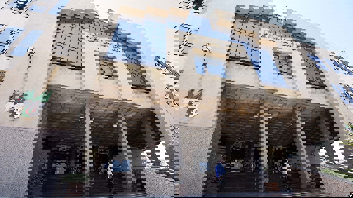 الجزائر.. حبس 4 مسؤولين بتهم فساد مع رجل الأعمال "طحكوت"‎