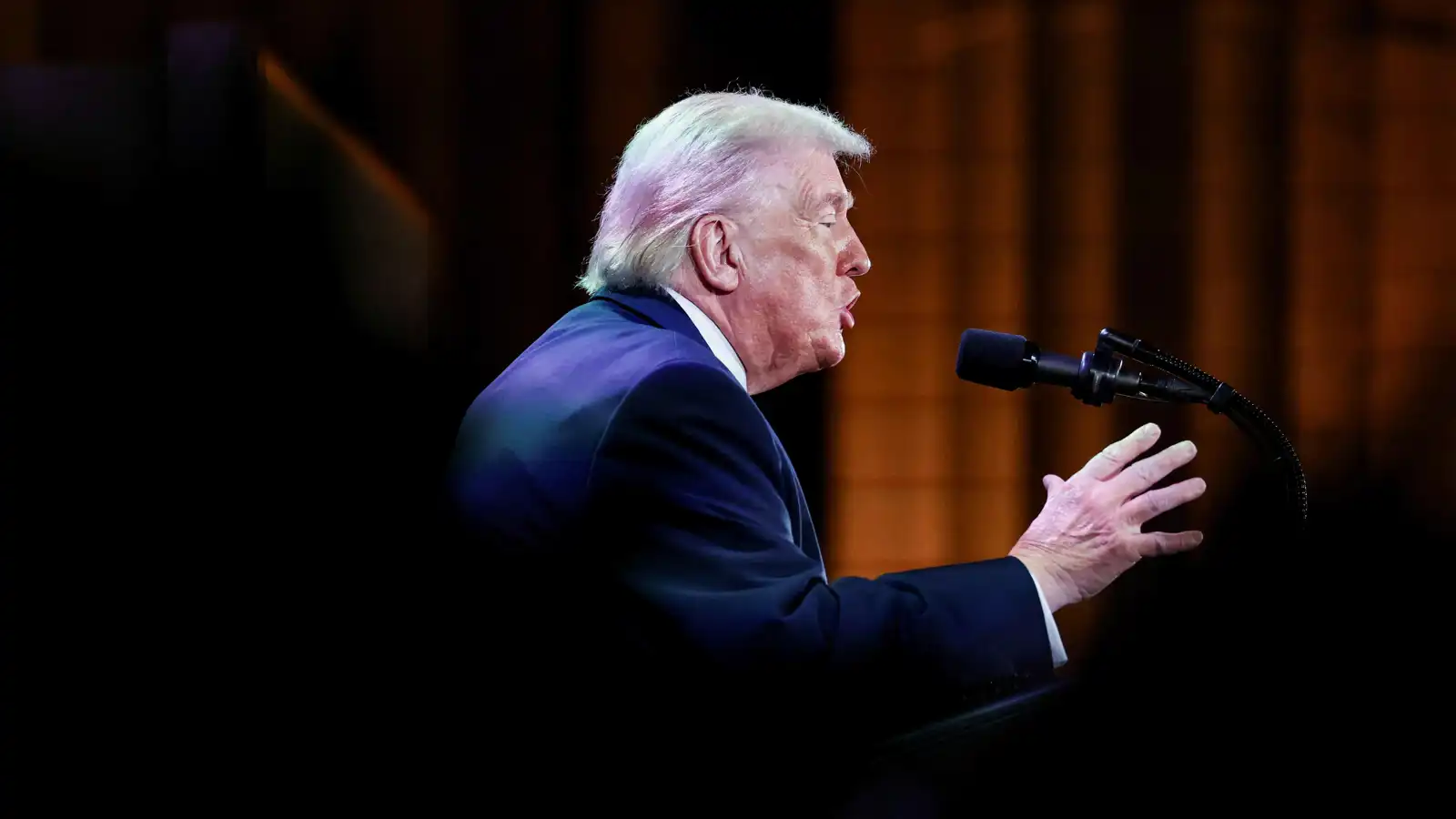 ترامب يطالب جامعة هارفرد بمليار دولار