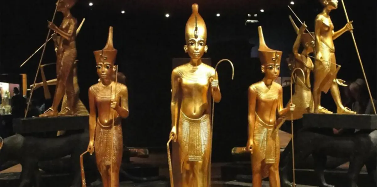 "آثار مصر" أمام العالم بمطار القاهرة