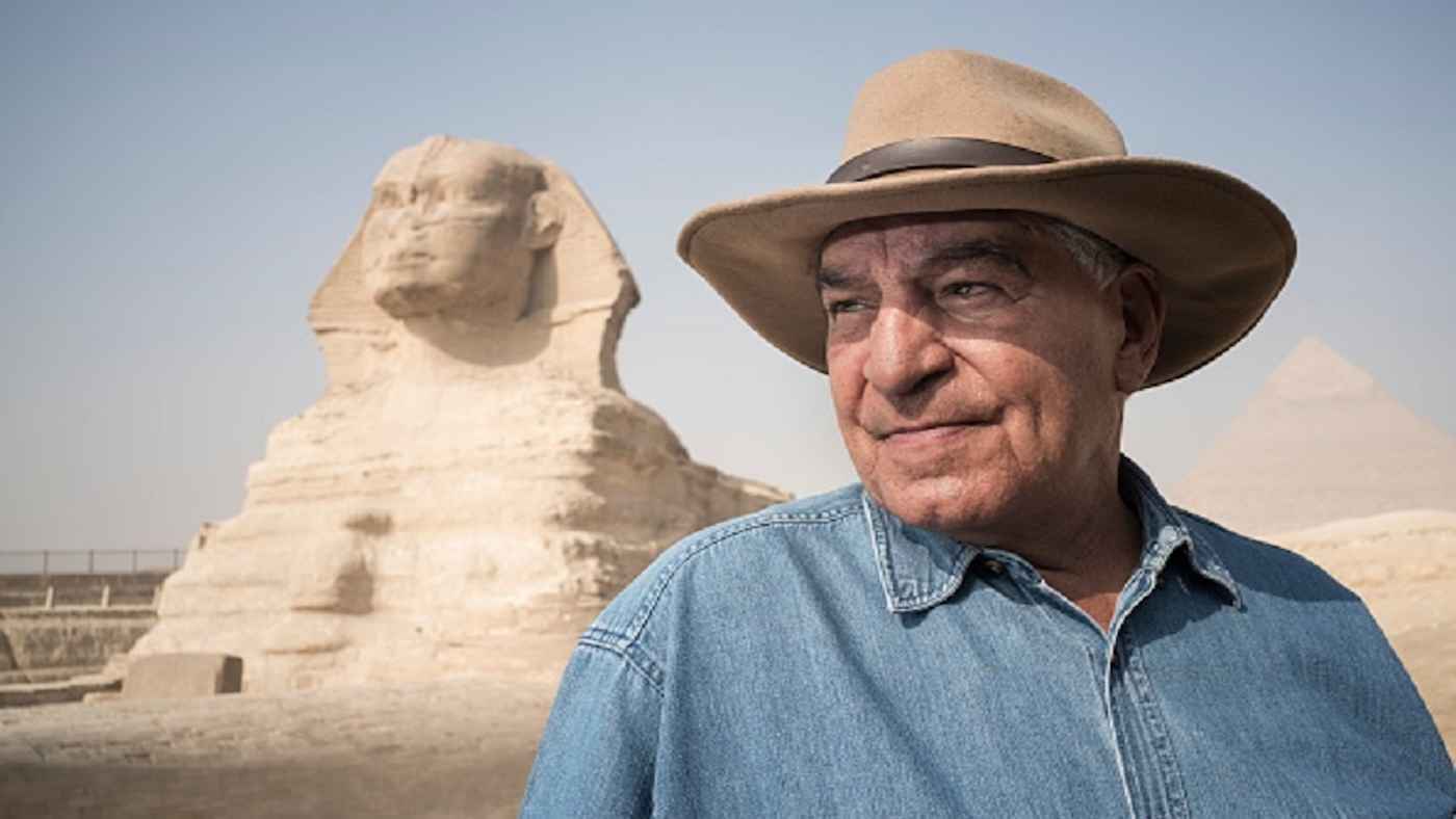 زاهي حواس يرد على الجدل بعد ظهوره مع جو روجان