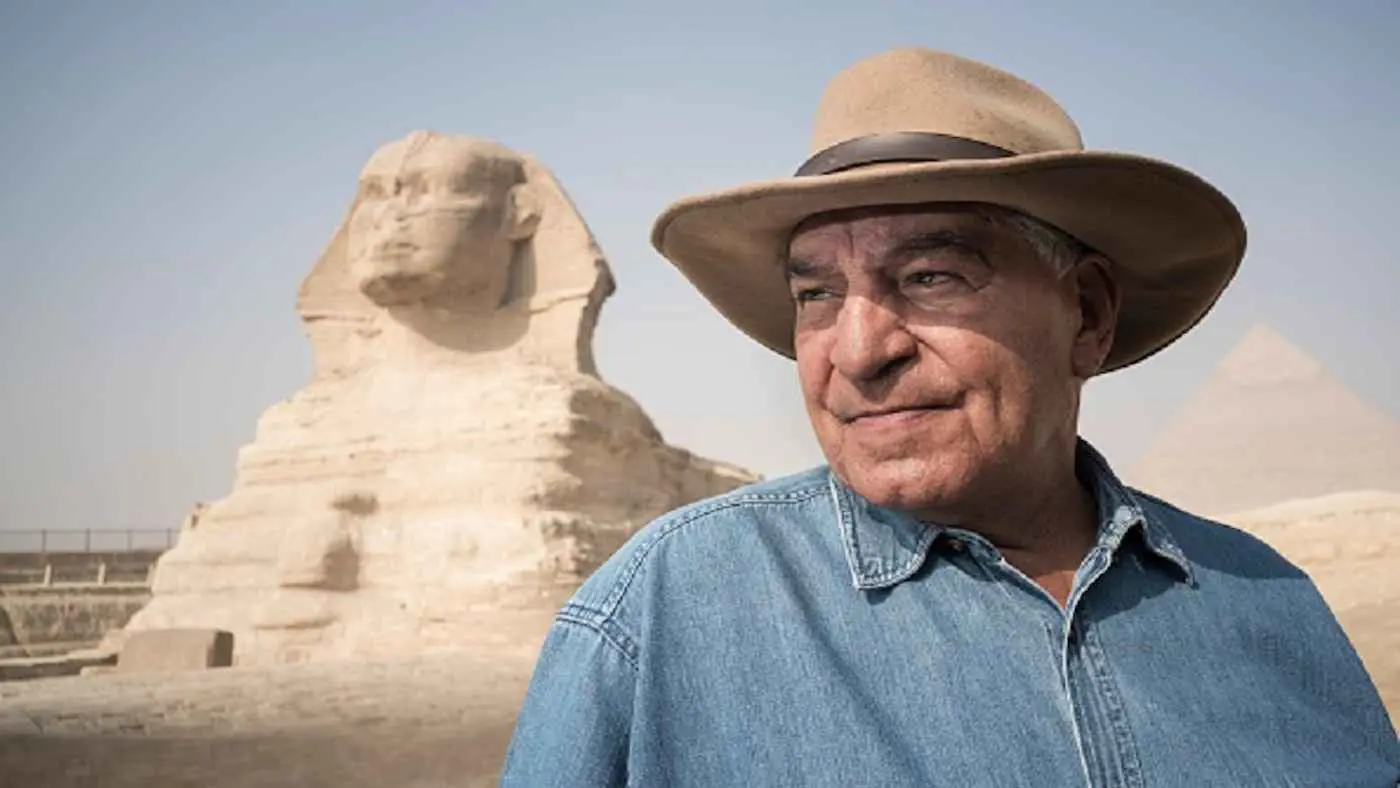 زاهي حواس يرد على الجدل بعد ظهوره مع جو روجان