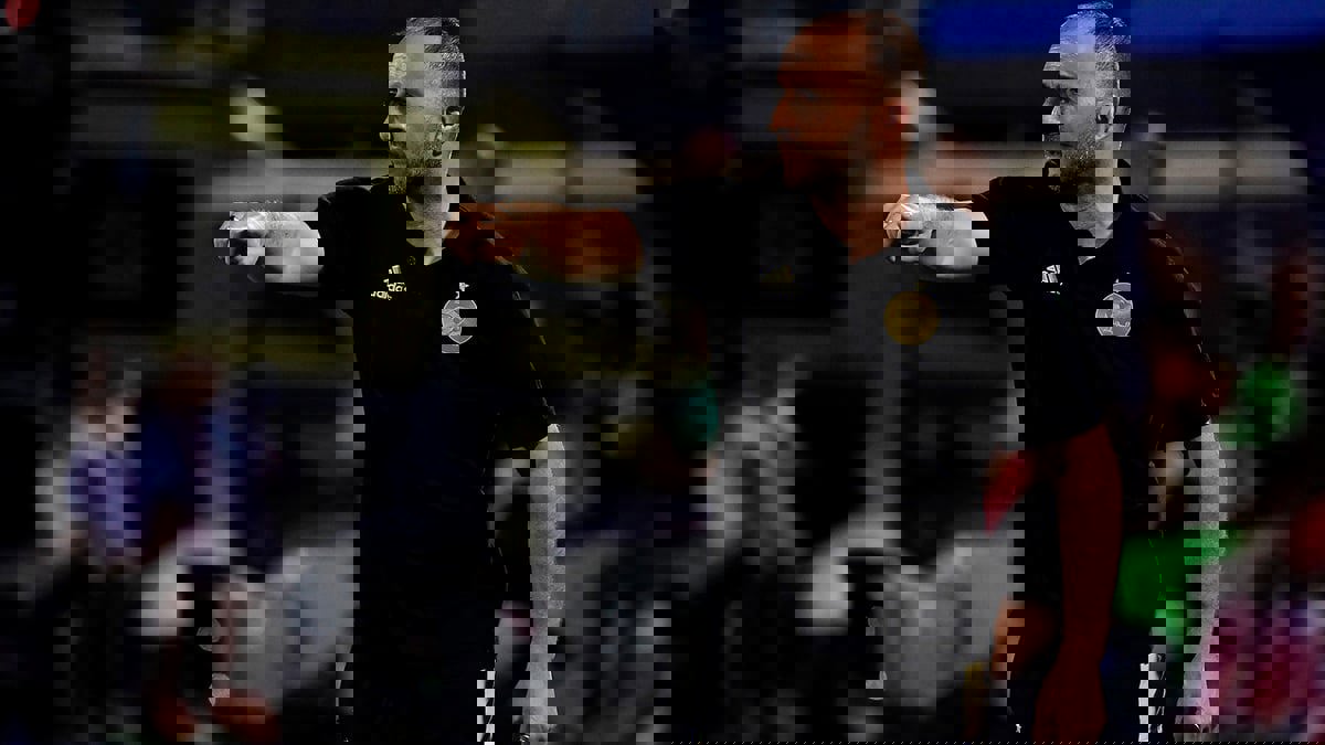 جمال بلماضي يدخل في مشادة كلامية مع صحفي بسبب سؤال حول راتبه (فيديو)