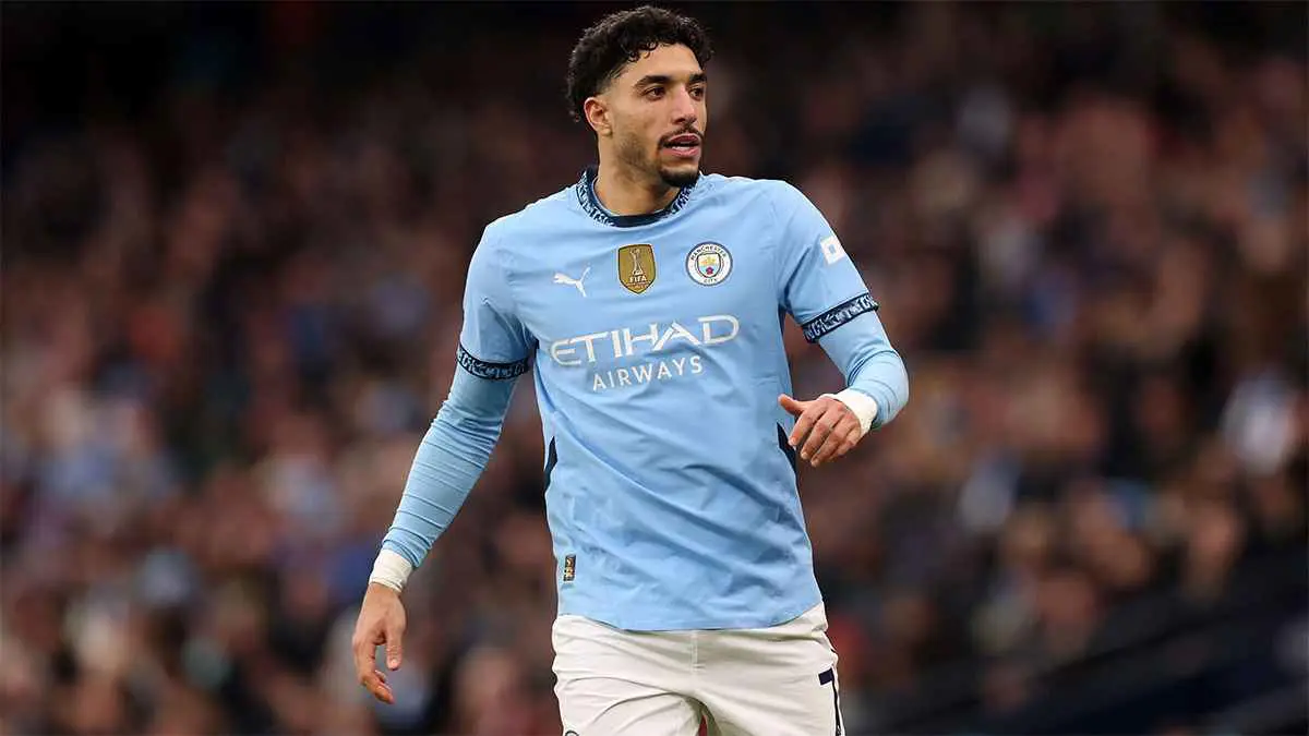 رد فعل عائلة عمر مرموش في المدرجات بعد خسارة كأس الاتحاد الإنجليزي (فيديو)