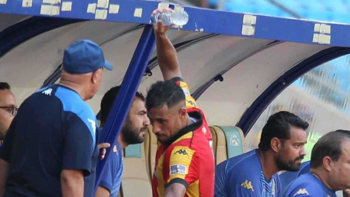 يوسف بلايلي ينفجر غضبا على مدرب الترجي ويعترض على استبداله (فيديو وصور)