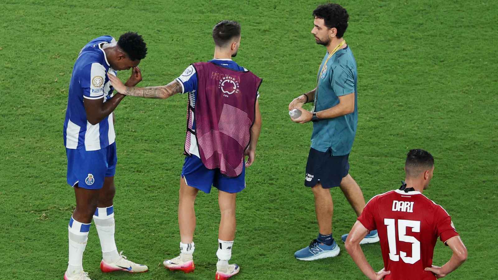 جماهير بورتو تحاول الاعتداء على اللاعبين بعد خيبة كأس العالم (فيديو)