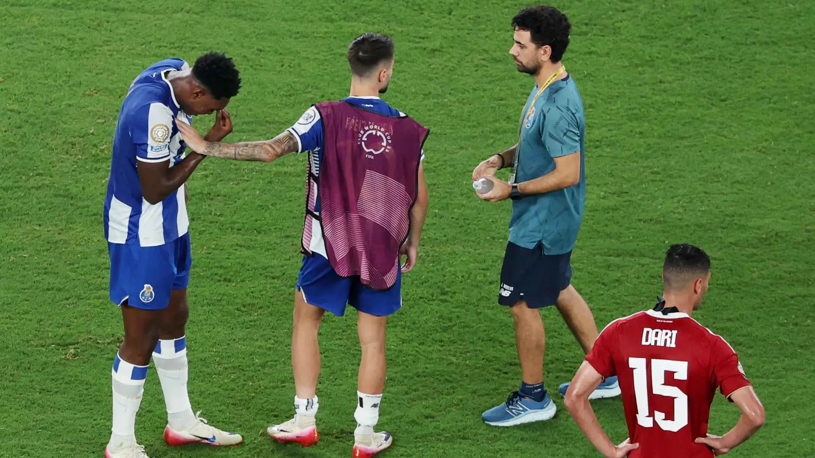 جماهير بورتو تحاول الاعتداء على اللاعبين بعد خيبة كأس العالم (فيديو)