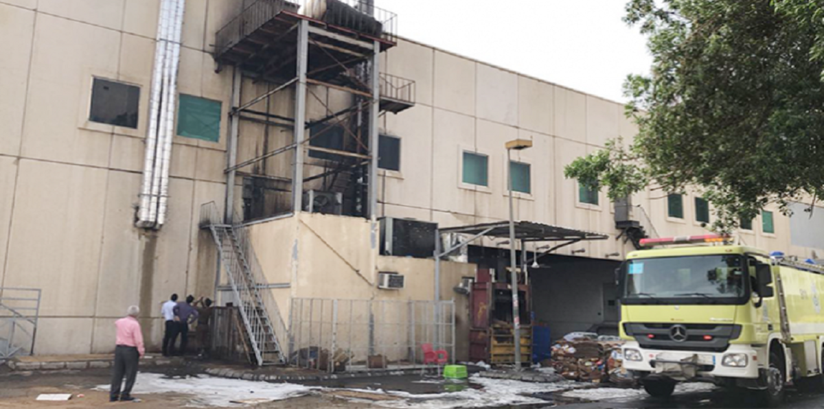 بالصور.. حريق كبير في مجمع تجاري بمدينة جدة السعودية