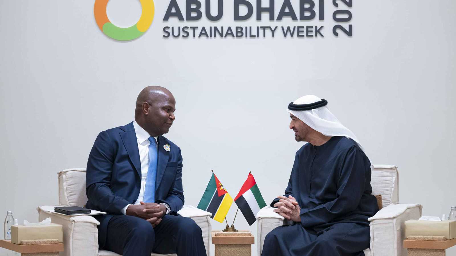 محمد بن زايد يلتقي رئيس موزمبيق على هامش "أسبوع أبوظبي للاستدامة"