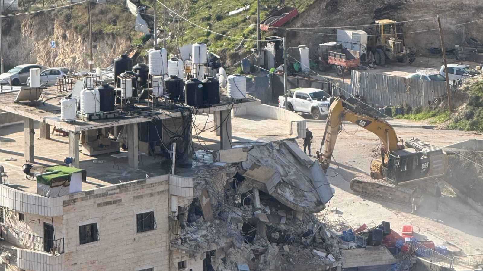 القوات الإسرائيلية تهدم بناية سكنية يقطنها 100 شخص جنوب القدس (فيديو)