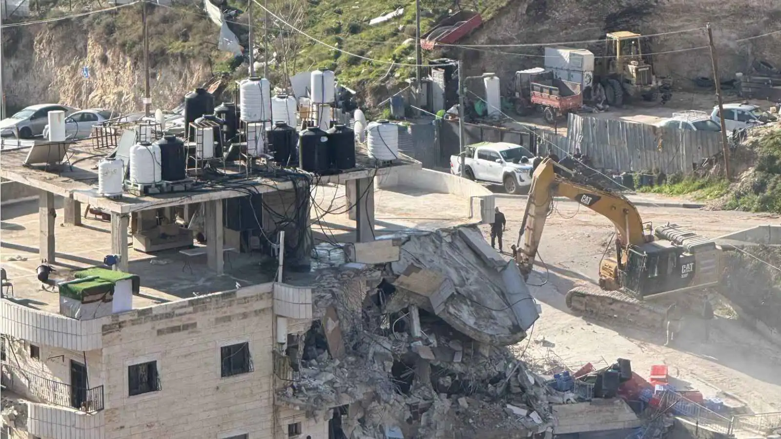 القوات الإسرائيلية تهدم بناية سكنية يقطنها 100 شخص جنوب القدس (فيديو)