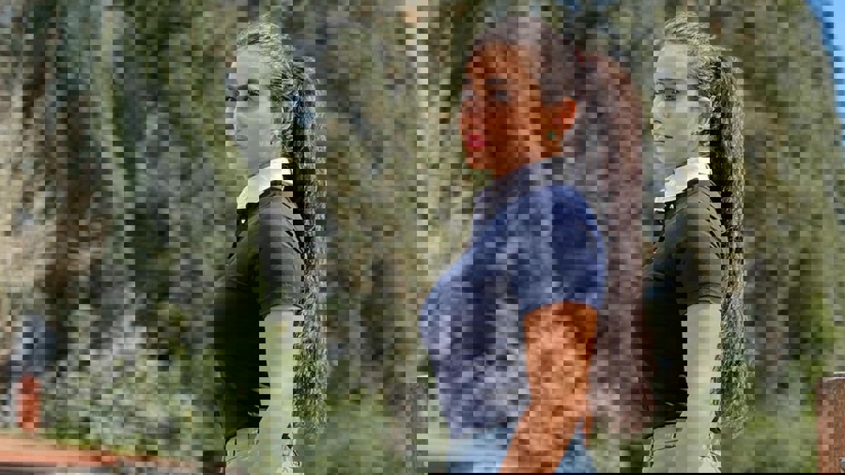 الدكتورة يومي تتباهى بتلقيها سيارة "فخمة"