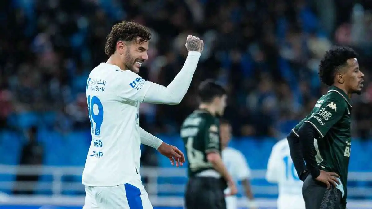 ثيو هيرنانديز يحرج 4 نجوم في الهلال السعودي