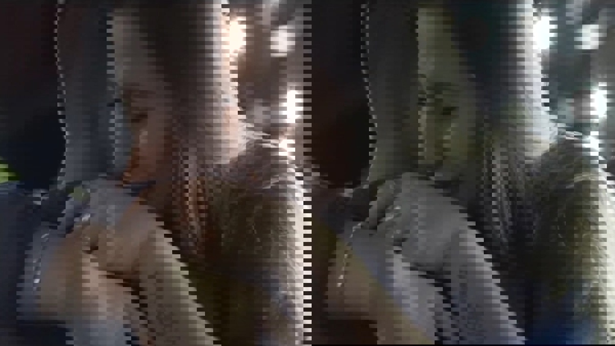 شاب يصدم الجمهور في السينما وحبيبته تنهار (فيديو)