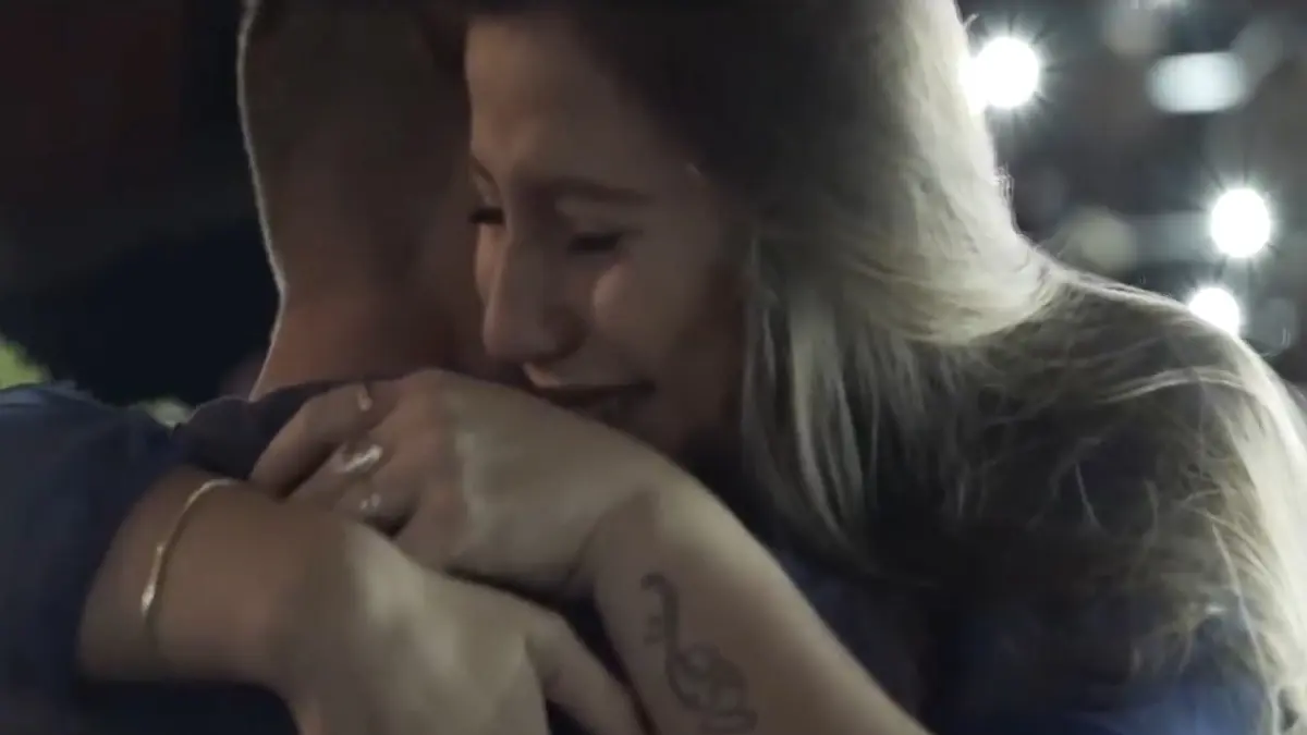 شاب يصدم الجمهور في السينما وحبيبته تنهار (فيديو)