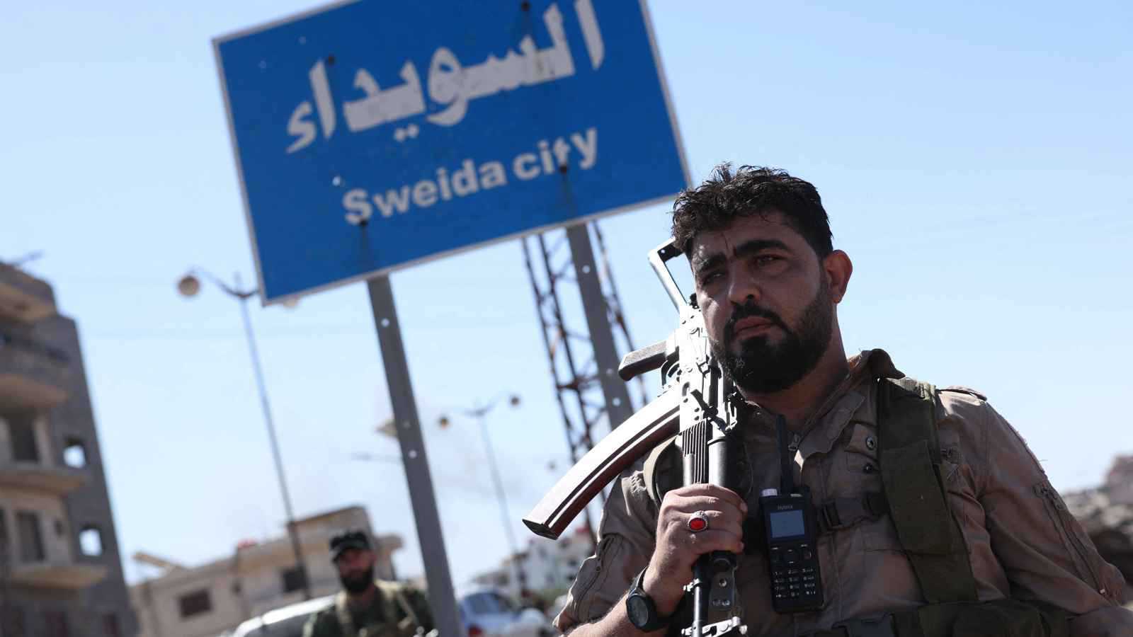 أعلنت النفير العام.. العشائر البدوية تهاجم مدينة السويداء (فيديو)